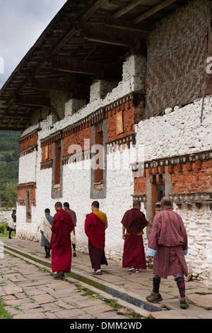 Le Bhoutan, la vallée de Bumthang, Jambey Lhakang monks marche autour de monastère Banque D'Images