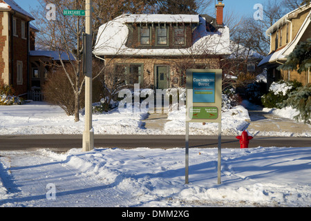 Ligne de marqueur, Oak Park, Illinois. Bassin versant du Mississippi et des Grands Lacs se divisent. Banque D'Images