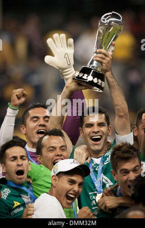 La ville de Mexico, Mexique. Le 15 décembre, 2013. Le capitaine Rafael Marquez de Leon contient jusqu'au 2855 ciera avec coéquipiers après leur équipe a remporté le championnat de la ligue mexicaine de football match final contre l'Amérique au stade Azteca de Mexico le 15 décembre 2013. Crédit : Pedro Mera/Xinhua/Alamy Live News Banque D'Images