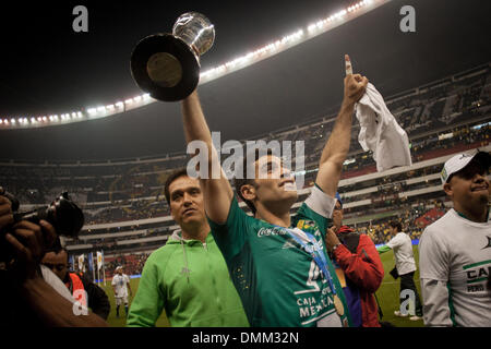 La ville de Mexico, Mexique. Le 15 décembre, 2013. Le capitaine Rafael Marquez de Leon contient jusqu'au 2855 ciera avec coéquipiers après leur équipe a remporté le championnat de la ligue mexicaine de football match final contre l'Amérique au stade Azteca de Mexico le 15 décembre 2013. Crédit : Pedro Mera/Xinhua/Alamy Live News Banque D'Images