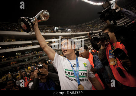 La ville de Mexico, Mexique. Le 15 décembre, 2013. Ignacio Gonzalez de Leon contient jusqu'au 2855 ciera avec coéquipiers après leur équipe a remporté le championnat de la ligue mexicaine de football match final contre l'Amérique au stade Azteca de Mexico le 15 décembre 2013. Crédit : Pedro Mera/Xinhua/Alamy Live News Banque D'Images