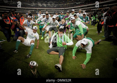 La ville de Mexico, Mexique. Le 15 décembre, 2013. Les joueurs de Leon posent avec les 2855 ciera après leur équipe a remporté le championnat de la ligue mexicaine de football match final contre l'Amérique au stade Azteca de Mexico le 15 décembre 2013. Crédit : Pedro Mera/Xinhua/Alamy Live News Banque D'Images