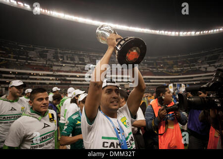 La ville de Mexico, Mexique. Le 15 décembre, 2013. Elias Hernandez de Leon contient jusqu'au 2855 ciera avec coéquipiers après leur équipe a remporté le championnat de la ligue mexicaine de football match final contre l'Amérique au stade Azteca de Mexico le 15 décembre 2013. Crédit : Pedro Mera/Xinhua/Alamy Live News Banque D'Images