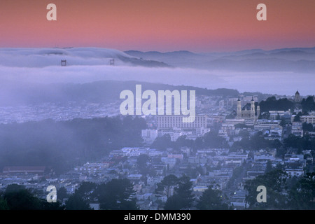 Brouillard sur le Golden Gate à l'aube de Twin Peaks, San Francisco, Californie Banque D'Images