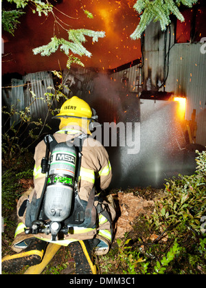 Whistler les pompiers combattre un violent incendie à la Whistler - Blackcomb ateliers industriels. Banque D'Images