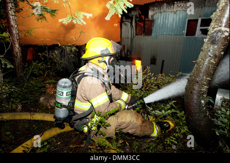 Whistler les pompiers combattre un violent incendie à la Whistler - Blackcomb ateliers industriels. Banque D'Images