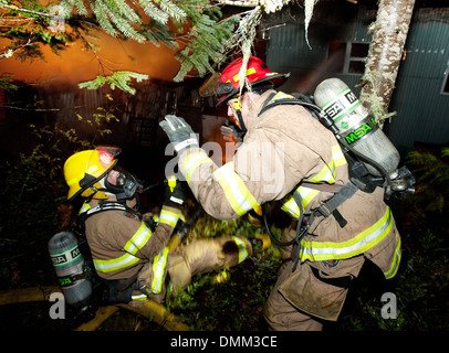 Whistler les pompiers combattre un violent incendie à la Whistler - Blackcomb ateliers industriels. Banque D'Images