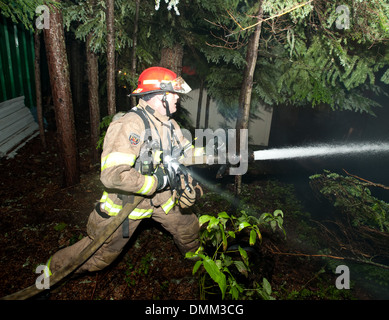 Whistler les pompiers combattre un violent incendie à la Whistler - Blackcomb ateliers industriels. Banque D'Images