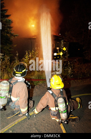 Whistler les pompiers combattre un violent incendie à la Whistler - Blackcomb ateliers industriels. Banque D'Images