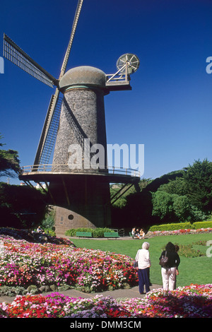 Moulin à vent hollandais dans la reine Wilhelmina Tulip Garden, Golden Gate Park, San Francisco, Californie Banque D'Images