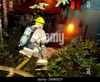 Whistler les pompiers combattre un violent incendie à la Whistler - Blackcomb ateliers industriels. Canada Canadian Flame Banque D'Images