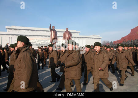 Pyongyang, Corée du Nord. 14Th Dec 2013. Les gens se rassemblent pour rendre hommage à la statues de bronze de la fin de grands leaders Kim Il Sung et Kim Jong Il à Pyongyang, capitale de la Demoncratic République populaire démocratique de Corée (RPDC), le 16 décembre 2013. Les gens se rassemblaient ici lundi pour commémorer la fin du dirigeant Kim Jong Il pour le deuxième anniversaire de sa mort qui tombe le 17 décembre. Credit : Zhang Li/Xinhua/Alamy Live News Banque D'Images