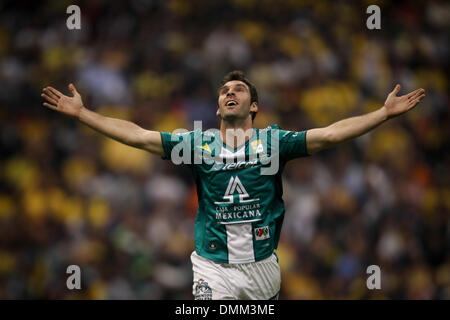 La ville de Mexico, Mexique. Le 15 décembre, 2013. Leon's Mauro Boselli célèbre après avoir marqué pendant la deuxième étape finale de la Liga MX contre l'Amérique, tenue à Azteca Stadium dans la ville de Mexico, capitale du Mexique, le 15 décembre 2013. Credit : Mauro Crestani/Xinhua/Alamy Live News Banque D'Images