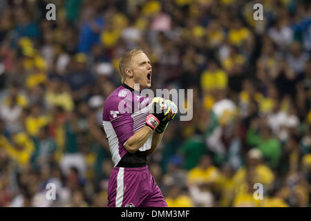 La ville de Mexico, Mexique. Le 15 décembre, 2013. Leon's gardien William Yarbrough célèbre pendant la deuxième étape finale de la Liga MX contre l'Amérique, tenue à Azteca Stadium dans la ville de Mexico, capitale du Mexique, le 15 décembre 2013. Crédit : Pedro Mera/Xinhua/Alamy Live News Banque D'Images