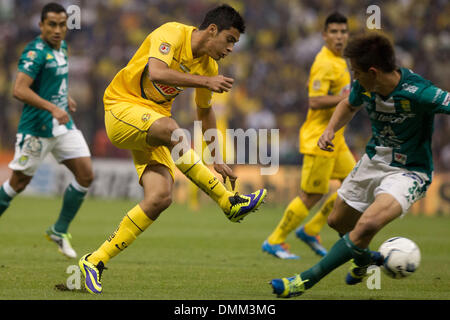 La ville de Mexico, Mexique. Le 15 décembre, 2013. America's Raul Jimenez (L'avant) rivalise avec Leon's Ignacio Gonzalez au cours de la deuxième étape finale de la Liga MX, tenue à Azteca Stadium dans la ville de Mexico, capitale du Mexique, le 15 décembre 2013. Credit : Mauro Crestani/Xinhua/Alamy Live News Banque D'Images