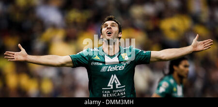 La ville de Mexico, Mexique. Le 15 décembre, 2013. Leon's Mauro Boselli célèbre après avoir marqué pendant la deuxième étape finale de la Liga MX contre l'Amérique, tenue à Azteca Stadium dans la ville de Mexico, capitale du Mexique, le 15 décembre 2013. Credit : Mauro Crestani/Xinhua/Alamy Live News Banque D'Images