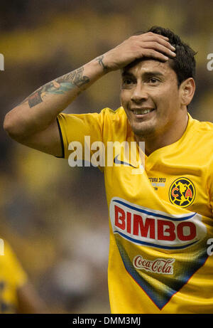 La ville de Mexico, Mexique. Le 15 décembre, 2013. Sambueza America's Rubens réagit au cours de la deuxième étape finale de la Liga MX contre Leon, tenue à Azteca Stadium dans la ville de Mexico, capitale du Mexique, le 15 décembre 2013. Credit : Mauro Crestani/Xinhua/Alamy Live News Banque D'Images