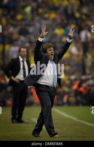 La ville de Mexico, Mexique. Le 15 décembre, 2013. L'entraîneur-chef de l'Amérique Miguel Herrera réagit au cours de la deuxième étape finale de la Liga MX contre Leon, tenue à Azteca Stadium dans la ville de Mexico, capitale du Mexique, le 15 décembre 2013. Credit : Mauro Crestani/Xinhua/Alamy Live News Banque D'Images