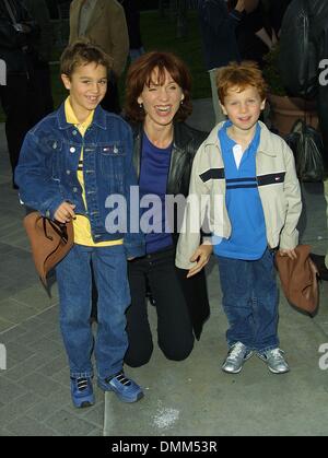 Le 9 décembre 2001 - Hollywood, Californie, USA - MARILU HENNER ET FILS NICKY, GAUCHE ET DROITE, Joey.JIMMY NEUTRON : BOY GENIUS - PREMIÈRE MONDIALE.LES STUDIOS PARAMOUNT, à Hollywood, CA.Le 09 décembre 2001. NINA PROMMER/ 2001 K23590NP (D)(Image Crédit : © Globe Photos/ZUMAPRESS.com) Banque D'Images