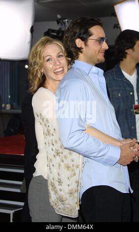 18 avril 2002 - Hollywood, Californie, USA - JENNIE GARTH ET SON MARI PETER FACINELLI..LE ROI SCORPION - PREMIÈRE MONDIALE.les studios Universal, Hollywood, CA.17 avril 2002. NINA PROMMER/ 2002 K24750NP(Image Crédit : © Globe Photos/ZUMAPRESS.com) Banque D'Images