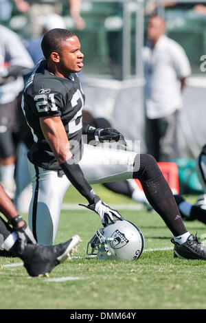 25 Octobre 2009 : des Raiders d'Oakland Motaze Nnamdi (21) pendant l'échauffement le dimanche à l'Oakland Coliseum à Oakland, Californie Le New York Jets défait les Oakland Raiders 38-0. Crédit obligatoire - Konstandinos Goumenidis / Southcreek Global Media (Image Crédit : © Southcreek/ZUMApress.com) mondial Banque D'Images