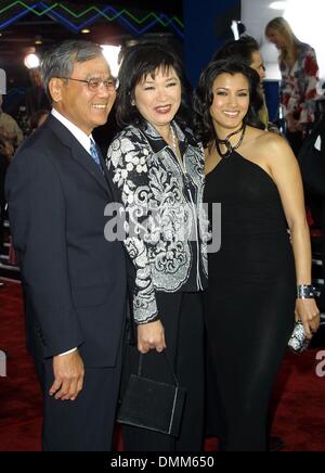 18 avril 2002 - Hollywood, Californie, USA - KELLY HU ET SES PARENTS..LE ROI SCORPION - PREMIÈRE MONDIALE.les studios Universal, Hollywood, CA.17 avril 2002. NINA PROMMER/ 2002 K24750NP(Image Crédit : © Globe Photos/ZUMAPRESS.com) Banque D'Images