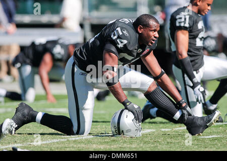 25 Octobre 2009 : des Raiders d'Oakland Sam Williams (54) pendant l'échauffement le dimanche à l'Oakland Coliseum à Oakland, Californie Le New York Jets défait les Oakland Raiders 38-0. Crédit obligatoire - Konstandinos Goumenidis / Southcreek Global Media (Image Crédit : © Southcreek/ZUMApress.com) mondial Banque D'Images