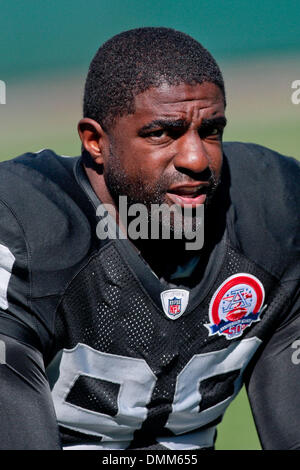 25 Octobre 2009 : Oakland Raiders' Greg Ellis (99) pendant l'échauffement le dimanche à l'Oakland Coliseum à Oakland, Californie Le New York Jets défait les Oakland Raiders 38-0. Crédit obligatoire - Konstandinos Goumenidis / Southcreek Global Media (Image Crédit : © Southcreek/ZUMApress.com) mondial Banque D'Images