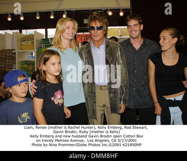 17 mai 2001 - Liam, Renée (la mère est Rachel Hunter), Kelly Emberg, Rod Stewart, Gavin Brodin, Ruby (mère est Kelly).Kelly Emberg et nouveau mari Gavin Brodin ouvrir boîte de coton.le quartier branché de Melrose Avenue, Los Angeles, CA 5/17/2001. Nina Prommer/ 2001 K21850NP(Image Crédit : © Globe Photos/ZUMAPRESS.com) Banque D'Images