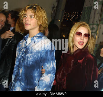 14 novembre 2001 - Los Angeles, Californie, USA - PRISCILLA PRESLEY ET SON FILS NAVARONE GARIBALDI.'HARRY POTTER ET LA PIERRE DU SORCIER' - LOS ANGELES PREMIERE.MANN VILLAGE THEATRE, Westwood, CA.14 novembre 2001. NINA PROMMER/ 2001 K23375NP (D)(Image Crédit : © Globe Photos/ZUMAPRESS.com) Banque D'Images