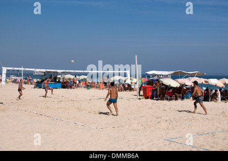 Le sport de plage de Kickball (Bate Bola) se joue sur Leblon Beach, Rio de Janeiro, Brésil, Banque D'Images