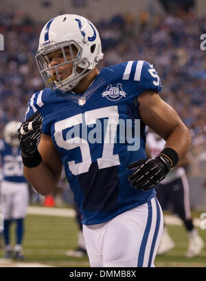Indianapolis, IN, USA. Le 15 décembre, 2013. Indianapolis Colts linebacker Josh McNary (57) au cours de la NFL match entre les Houston Texans et les Indianapolis Colts au Lucas Oil Stadium à Indianapolis, IN. Les Indianapolis Colts défait les Texans de Houston 25-3. Credit : csm/Alamy Live News Banque D'Images