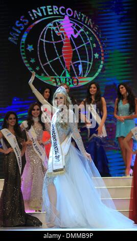 Magdeburg, Allemagne. 14 Décembre, 2013. Plekhova participants russe Ekaterina est sur scène et smling forme pendant la Miss Intercontinental 2013 à Magdebourg, en Allemagne, le 14 décembre 2013. 23 ans Plekhova a gagné contre 58 autres concurrents et a reçu le titre Miss Intercontinental en 2013. Photo : Jens Wolf/dpa/Alamy Live News Banque D'Images