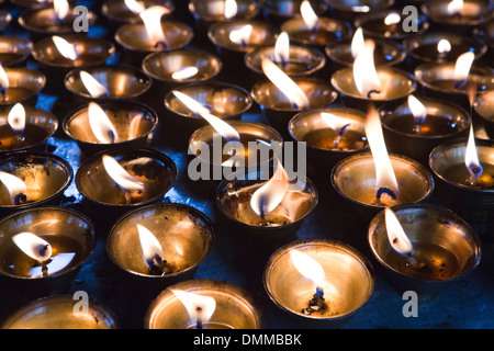 Le Bhoutan, la vallée de Bumthang, Jambey Lhakang, monastère, lampes à beurre avec flamme sainte Banque D'Images