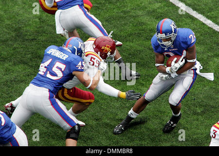 10 Octobre 2009 : le secondeur Justin Springer (45) blocs Iowa State linebacker Preston Kaufman (59) de prendre en bas Kansas américain Bradley McDougald (24) au cours de Kansas' 41-36 victoire sur l'état de l'Iowa au Memorial Stadium samedi. (Crédit Image : © Global/ZUMApress.com) Southcreek Banque D'Images