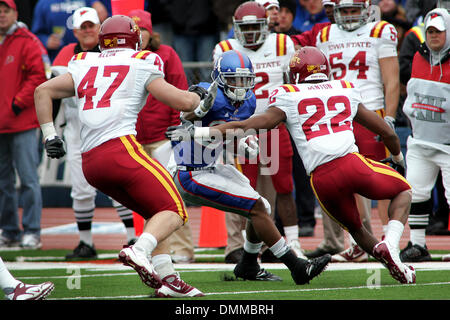 10 Octobre 2009 : Iowa State linebacker A.J. Klein (47) et de l'Iowa State Ter évoluait'ran Benton (22) tenter de faire tomber le Kansas américain Bradley McDougald (24) au cours de Kansas' 41-36 victoire sur l'état de l'Iowa au Memorial Stadium samedi. (Crédit Image : © Global/ZUMApress.com) Southcreek Banque D'Images