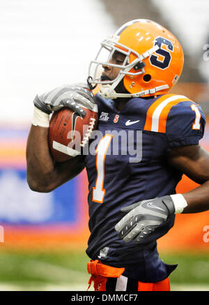 10 octobre 2009 : Syracuse le receveur Mike Williams (# 1) s'apprête à jouer à l'UWV Carrier Dome. L'Université de West Virginia Mountaineers a défait l'Université de Syracuse à l'Orange 34-13 Carrier Dome à Syracuse, NY dans une grande partie de l'Est.(Image Crédit : © Alan Schwartz/Cal Sport Media/ZUMA Press) Banque D'Images