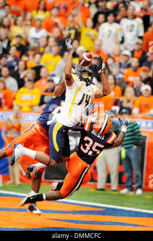 10 octobre 2009 : Virginie de l'Ouest américain Brad Starks (# 14) va pour la balle dans la endzone tout en jouant à Syracuse. L'Université de West Virginia Mountaineers a défait l'Université de Syracuse à l'Orange 34-13 Carrier Dome à Syracuse, NY dans une grande partie de l'Est.(Image Crédit : © Alan Schwartz/Cal Sport Media/ZUMA Press) Banque D'Images