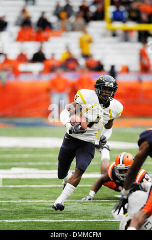 10 octobre 2009 : Virginie de l'Ouest américain Tavon Austin (# 1) en action contre Syracuse. L'Université de West Virginia Mountaineers a défait l'Université de Syracuse à l'Orange 34-13 Carrier Dome à Syracuse, NY dans une grande partie de l'Est.(Image Crédit : © Alan Schwartz/Cal Sport Media/ZUMA Press) Banque D'Images