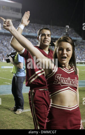 22 octobre 2009 : l'État de Floride de meneurs de réchauffer la foule. La Florida State Seminoles a défait l'Université de Caroline du Nord Tarheels 30-27 au stade de Kenan à Chapel Hill, Caroline du Nord. (Crédit Image : © Global/ZUMApress.com) Southcreek Banque D'Images