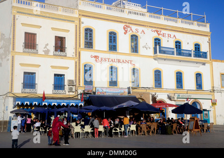 Cafés sur la place Moulay Hassan, la place principale à essaouira maroc Banque D'Images