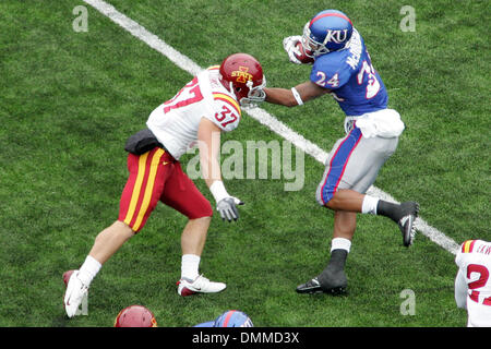 10 Octobre 2009 : Le récepteur large Bradley McDougald (24) bras raide évoluait de l'état de l'Iowa Michael O'Connell (37) au cours de Kansas' 41-36 victoire sur l'état de l'Iowa au Memorial Stadium samedi. (Crédit Image : © Global/ZUMApress.com) Southcreek Banque D'Images