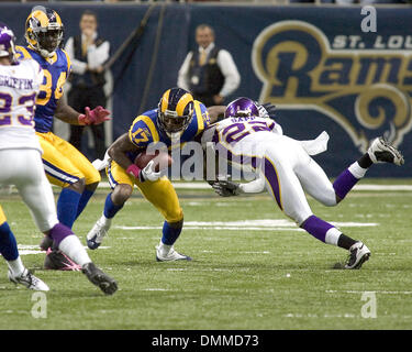 Oct 11, 2009 - St Louis, Missouri, USA - NFL football - récepteur béliers DONNIE AVERY (17) est touché par les Vikings corner retour BENNY SAPP (22) dans le jeu entre les St Louis Rams et les Minnesota Vikings à l'Edward Jones Dome. Les Vikings ont battu les Rams 38 à 10. (Crédit Image : © Mike Granse/ZUMA Press) Banque D'Images