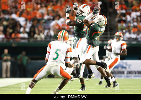 10 Octobre 2009 : Miami (FL) arrière défensif Brandon Harris (1) près de intercepte le ballon de Florida A&M de large receveur Kevin Elliott (5). Le n° 11. Les ouragans à Miami Floride défait A & M 48-16 Rattlers à Landshark Stadium de Miami Gardens, FL. (Crédit Image : © Global/ZUMApress.com) Southcreek Banque D'Images