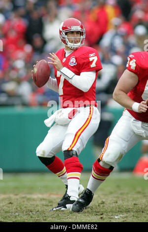 11 Octobre 2009 : Kansas City Chiefs Quarterback Matt Cassel (7) a l'air d'adopter au cours de la Cowboy's 26-20 victoire sur les chefs au Arrowhead Stadium. (Crédit Image : © Global/ZUMApress.com) Southcreek Banque D'Images