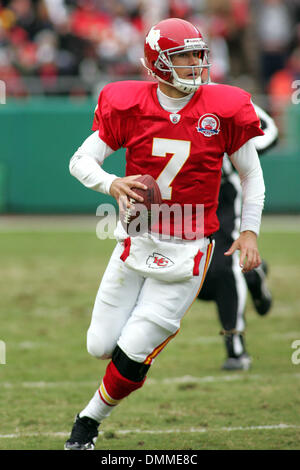 11 Octobre 2009 : Kansas City Chiefs Quarterback Matt Cassel (7) a l'air d'adopter au cours de la Cowboy's 26-20 victoire sur les chefs au Arrowhead Stadium. (Crédit Image : © Global/ZUMApress.com) Southcreek Banque D'Images