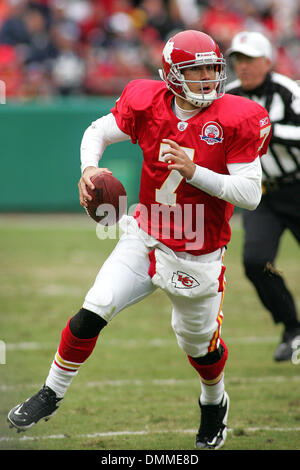 11 Octobre 2009 : Kansas City Chiefs Quarterback Matt Cassel (7) a l'air d'adopter au cours de la Cowboy's 26-20 victoire sur les chefs au Arrowhead Stadium. (Crédit Image : © Global/ZUMApress.com) Southcreek Banque D'Images