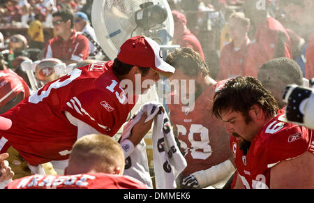 Sep 21, 2009 - San Francisco, Californie, États-Unis - San Francisco 49ers Seattle Seahawks vs à Candlestick Park Dimanche, 20 septembre 2009. San Francisco 49ers quarterback Shaun Hill # 13 merci ligne offensive pour un grand jeu. (Crédit Image : © Al/ZUMApress.com) Golub Banque D'Images