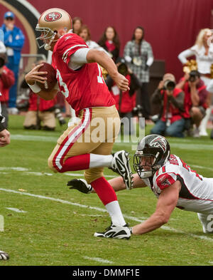 Oct 11, 2009 - San Francisco, Californie, États-Unis - San Francisco 49ers vs Atlanta Falcons à Candlestick Park Dimanche, 11 octobre 2009. San Francisco 49ers quarterback Alex Smith # 11 s'enfuit de Atlanta Falcons défensive fin Kroy Biermann # 71. (Crédit Image : © Al/ZUMApress.com) Golub Banque D'Images