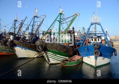 Fishermen's bateaux amarrés au port d'Essaouira, Maroc Banque D'Images